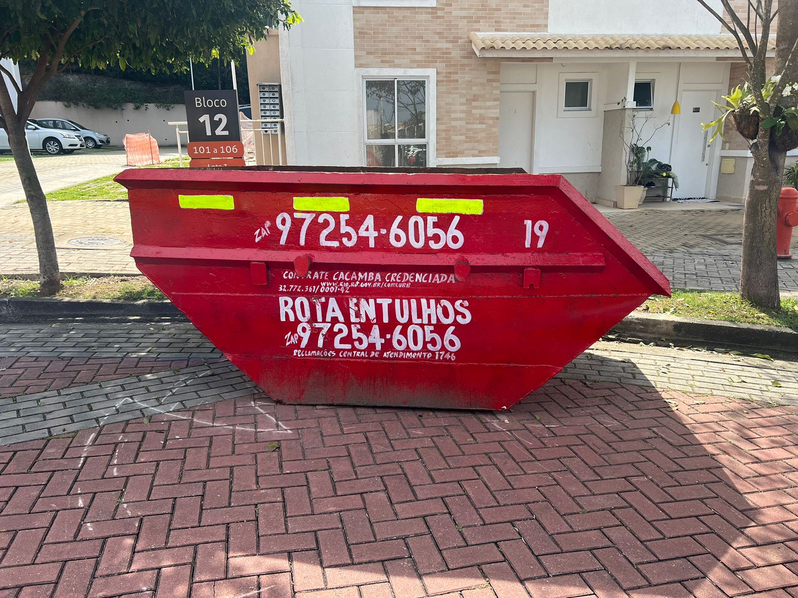 Caçamba posicionada em condomínio residencial