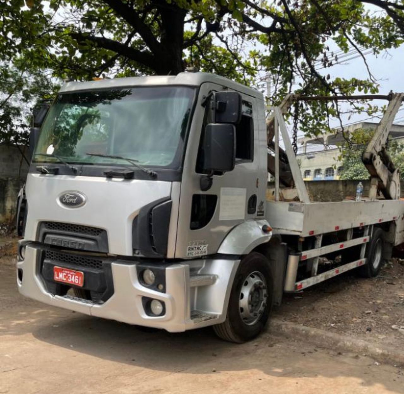 Caminhão Ford Cargo poliguindaste em operação