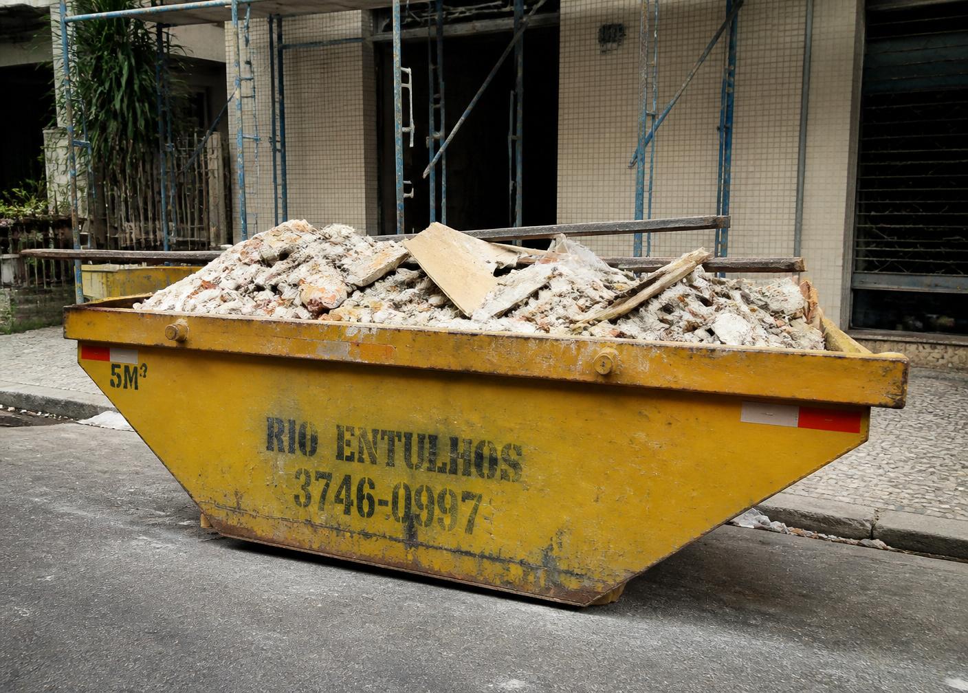 Caçamba da Rota Entulhos posicionada em via pública para remoção de entulho